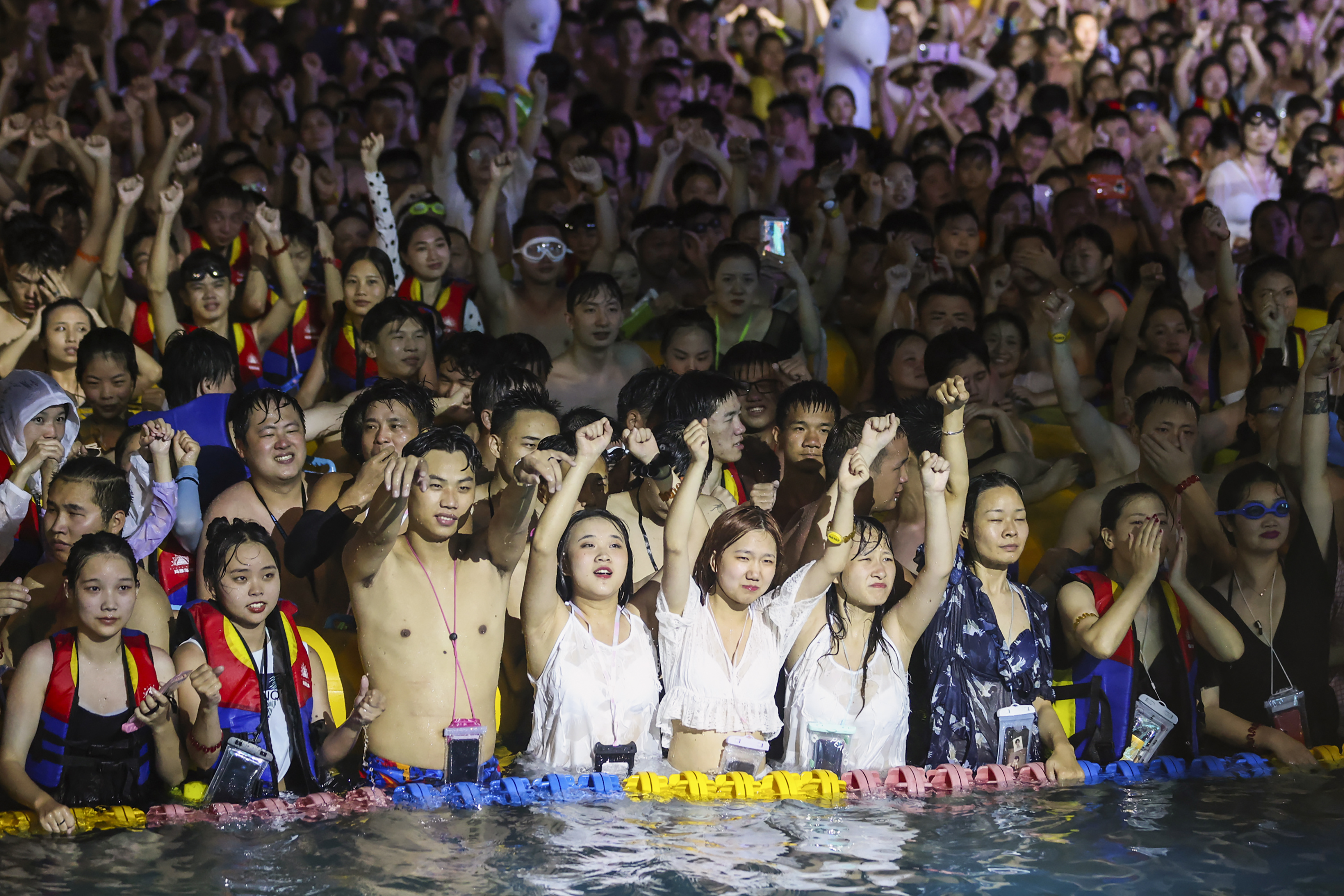 Asistentes a fiesta en Wuhan.