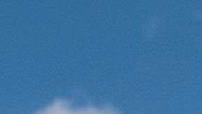 Un hombre con una bandera de apoyo a Trump.