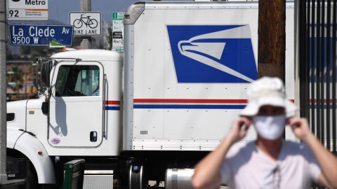 El director de USPS afirma que reforzará a su equipo para atender el volumen de votos por correo.