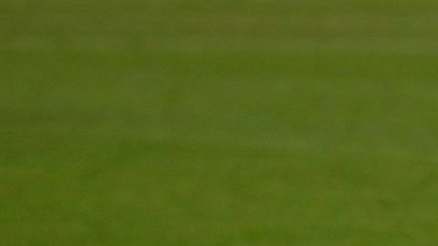 Neymar Jr. después de una falta.