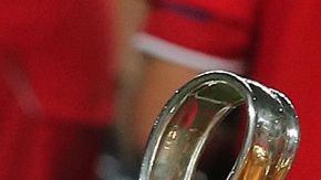 Robert Lewandoski con el trofeo de la Champions League.