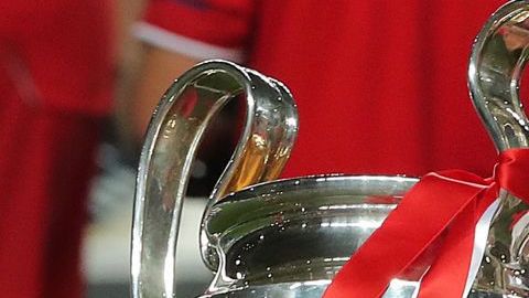Robert Lewandoski con el trofeo de la Champions League.