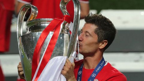 Robert Lewandoski con el trofeo de la Champions League.