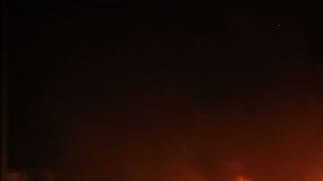 Incendio provocado en Wisconsin en una agencia de autos usados. / Foto: Getty Images.