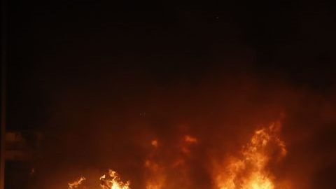Incendio provocado en Wisconsin en una agencia de autos usados. / Foto: Getty Images.