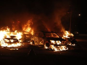 Incendio provocado en Wisconsin en una agencia de autos usados. / Foto: Getty Images.