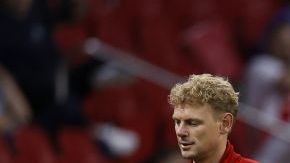 Daley Blind saliendo del partido tras desplomarse.