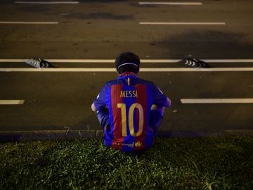 Un fan en las afueras del Camp Nou de Barcelona.