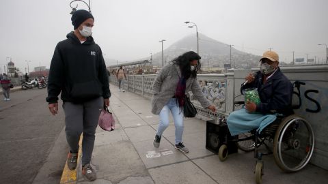 Hombre en silla de ruedas graba cuando le paga una extorsión a un vigilante.