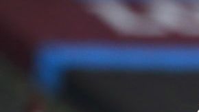 Willian quitándose una barrida de Manuel Lanzini.