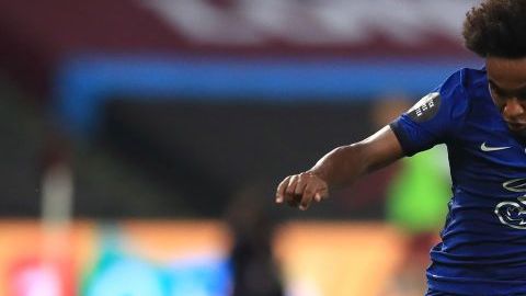 Willian quitándose una barrida de Manuel Lanzini.