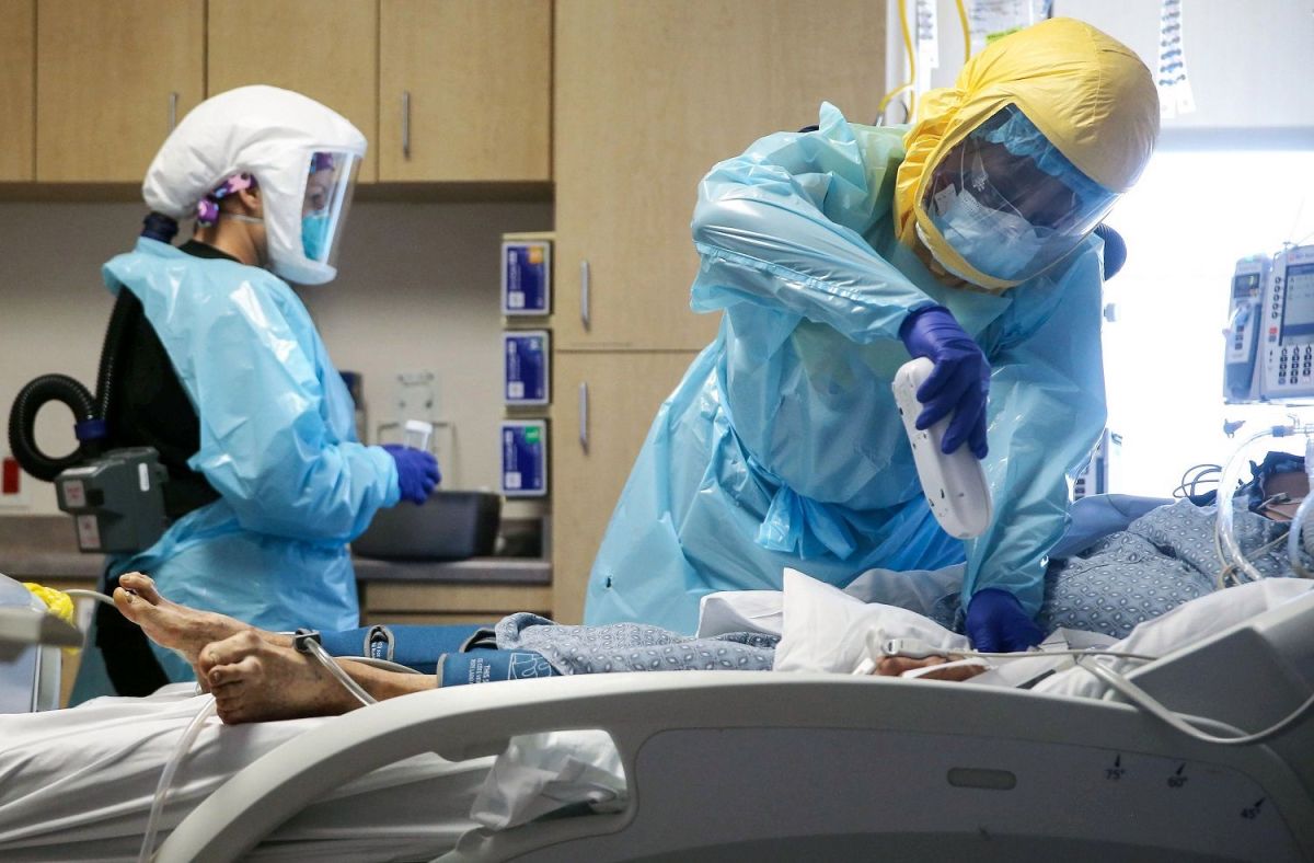 Personal médico atiende a un enfermo de COVID-19 en un hospital de California.