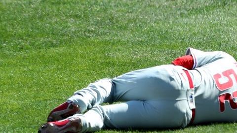 José Álvarez, retorciéndose del dolor.