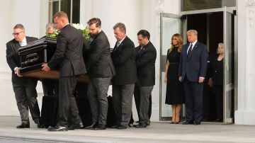 El presidente y su esposa siguen al féretro de Robert Trump cuando sale de la Casa Blanca.