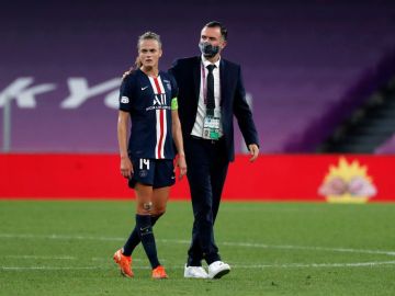 Olivier Echouafni consolando a una jugadora.