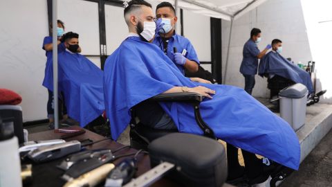 California reabre peluquerías y centros comerciales