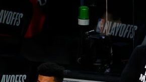 LeBron James haciendo el gesto de Wakanda por siempre.