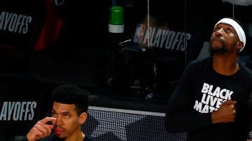 LeBron James haciendo el gesto de Wakanda por siempre.