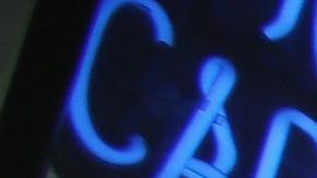 Una mujer jugando a la lotería en una tienda de Hollywood (Florida).