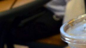 Descubrió restos de material azul en su garganta.