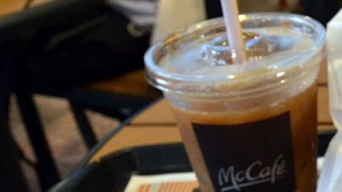 Descubrió restos de material azul en su garganta.