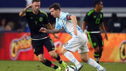 Miguel Layún y Messi en un partido entre México y Argentina.