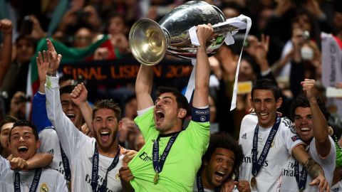 Iker Casillas levantando la copa de la Champions League en 2014.