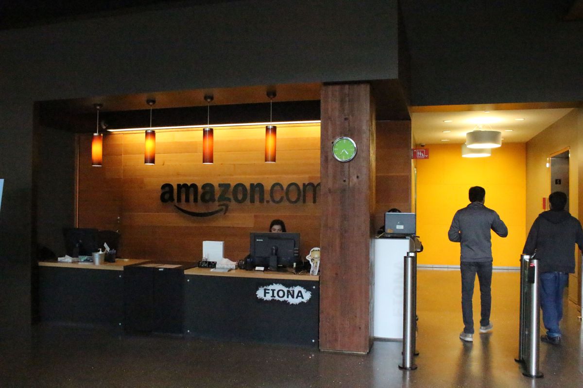 Amazon emplea a más de $800,000 personas en todo el mundo.