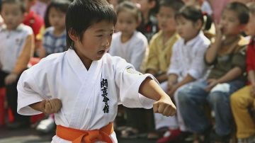 En China se acostumbra que los niños desde pequeños aprendan artes marciales.