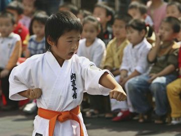 En China se acostumbra que los niños desde pequeños aprendan artes marciales.