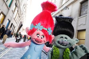 Hasbro retira de las tiendas la muñeca “Poppy” de la película Trolls World Tour en medio de quejas por tener un botón parlante debajo de su falda