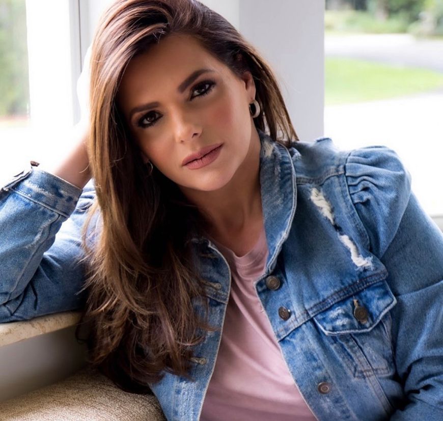 Bárbara Bermudo luce sus curvas en sexy traje de baño El