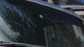 Oscar Vives muestra el pollo que no pudo vender en la CDMX