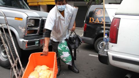 Oscar Vives muestra el pollo que no pudo vender en la CDMX