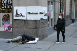 Desamparado hispano le roba billetera a buen samaritano que segundos antes le regaló un abrigo en plena calle de Manhattan