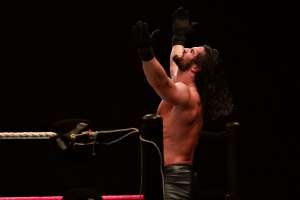 ¡Increíble! Espectador pequeño burló la seguridad y tumbó a famoso luchador Seth Rollins frente a las cámaras de TV en Nueva York