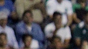 El exdelantero recibió con emoción el presente.