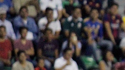 El exdelantero recibió con emoción el presente.