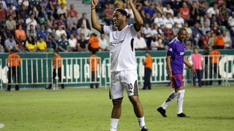 El exdelantero recibió con emoción el presente.