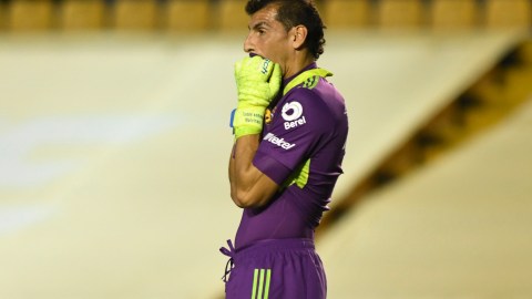 El guardameta de Tigres no puede vencer al COVID-19.