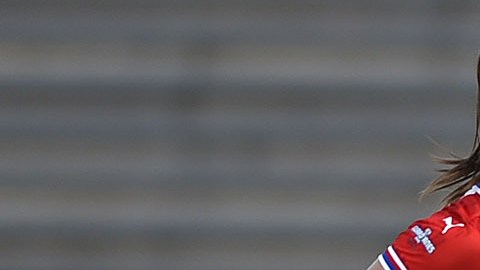 Norma Palafox y Alexandra Aguilar disputan el balón durante el partido.
