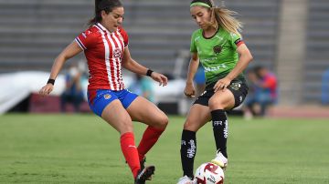 Norma Palafox y Alexandra Aguilar disputan el balón durante el partido.