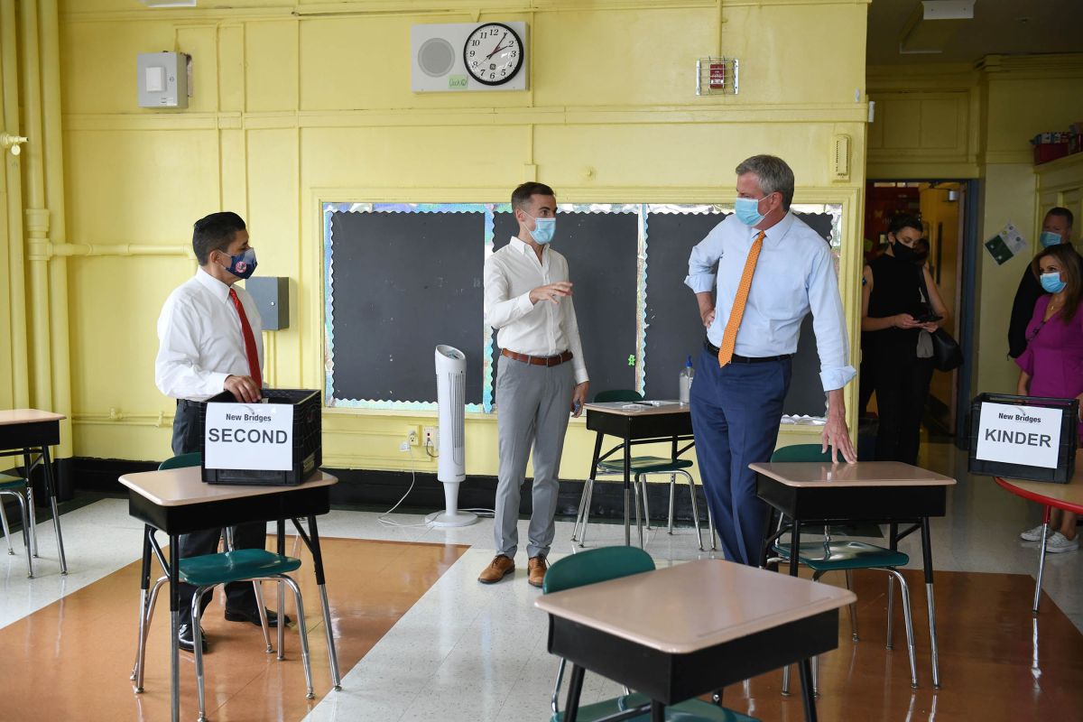 El alcalde Bill de Blasio y el canciller de Educación Richard Carranza, inspeccionan un salón en la escuela New Bridges Elementary. 