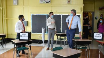 El alcalde Bill de Blasio y el canciller de Educación Richard Carranza, inspeccionan un salón en la escuela New Bridges Elementary.