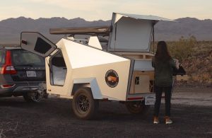 Este es el mini camper con diseño futurista que se puede adaptar fácilmente a tu auto