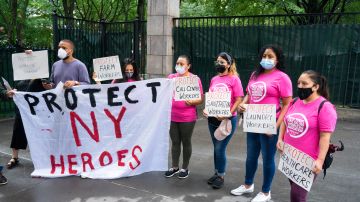 Trabajadores afectados por la pandemia junto a los patrocinadores de la NY Hero Act. durante la manifestación ante el hospital Bellevue.