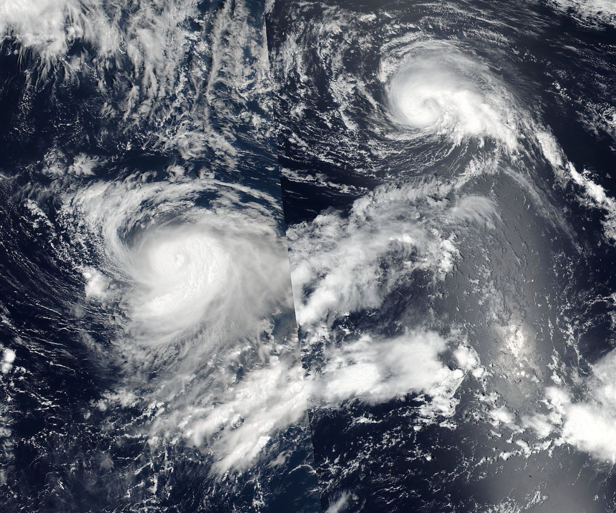 Los tifones Noru (i) y Kulap en el Pacífico, el 24 de julio de 2017. Noru "absorbió" a Kulap después.