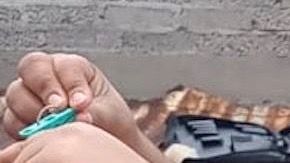 Genoveva Balbuena exhibe las bolsas que venderá en Facebook Live.