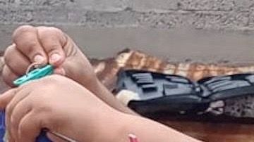 Genoveva Balbuena exhibe las bolsas que venderá en Facebook Live.