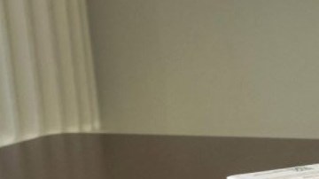 El paquete contiene máscaras, desinfectante para manos, toallitas húmedas, barras Kind, termómetro desechable, oxímetro de pulso y un folleto informativo.